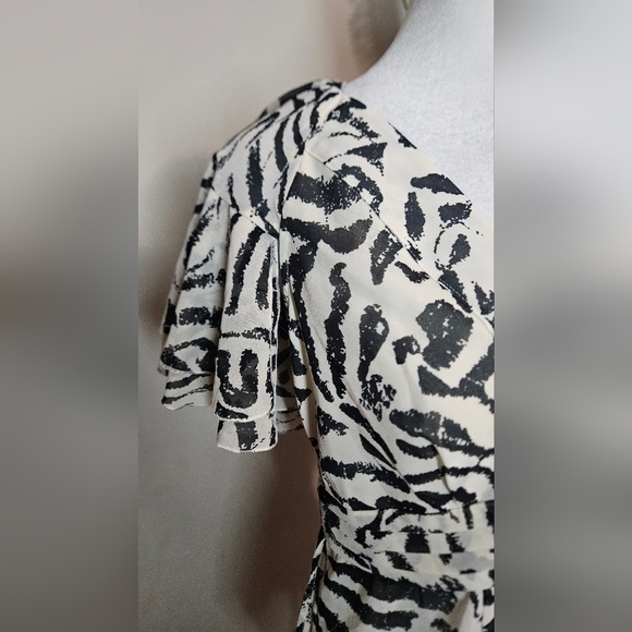 BANANA REPUBLIC Ruffle Sleeve Abstract Zebra Print Blouse. Ivory/black. 4 NWT - Picture 11 of 15